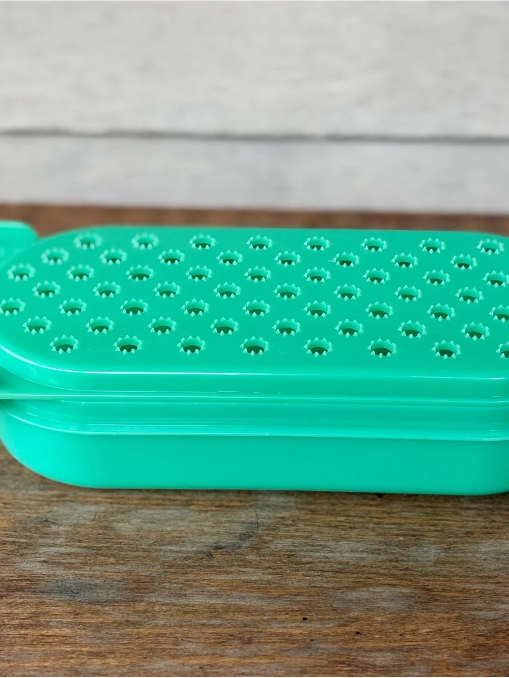 VTG Tupperware Handy Grater, specifically the jadeite green color variant